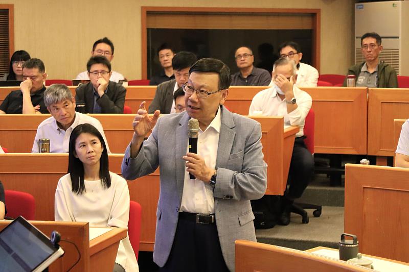蔡進發校長於交流中提問,聚焦AI快速發展下的大學教育轉型。