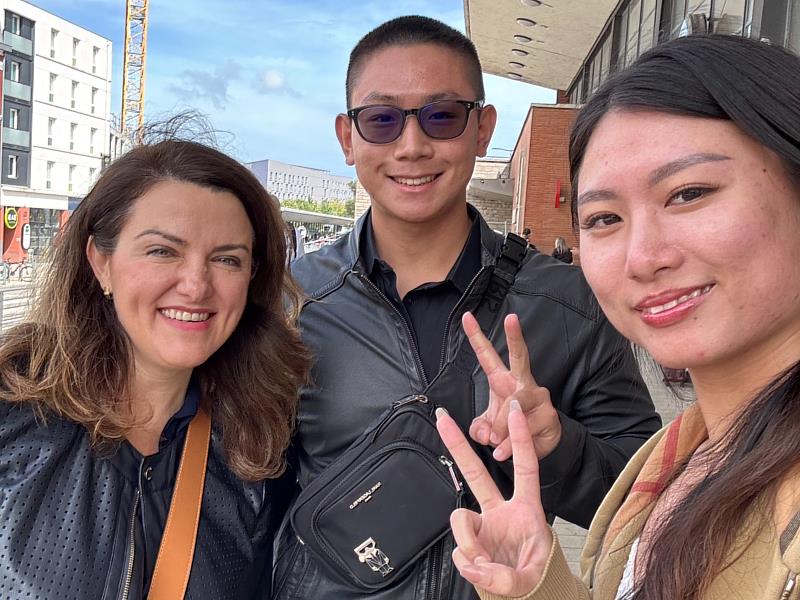 中臺科大行銷系學生抵達法國並與ULCO國際商學院副院長Dr. Raluca教授合影。