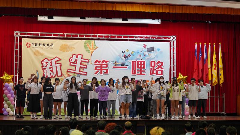 「系魂對決」系呼校歌競賽，幼兒保育系新生精彩呈現。