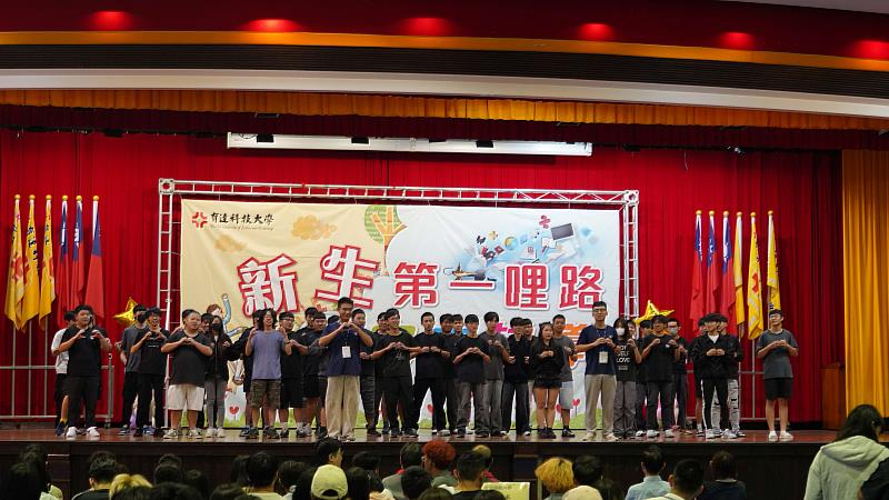 「系魂對決」系呼校歌競賽，智慧機電系新生精彩呈現。