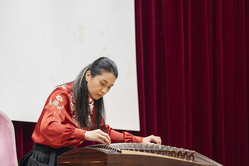 九歌民族管絃樂團李念澐老師以古箏演奏〈高山流水〉、〈漁舟唱晚〉,以悠揚樂聲拉開新書發表會序章。