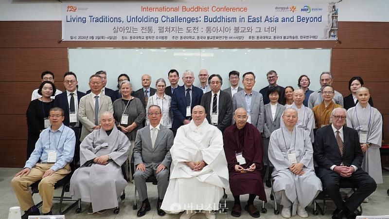 南華大學宗教所助理教授陳登翔(第三排右3)代表學校參加東國大學120週年學術盛會發表論文，大會與會人員合影。