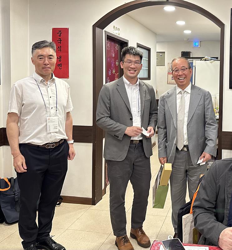 南華大學宗教所助理教授陳登翔(中)代表學校參加東國大學120週年學術盛會，與東國大學校長Yun Jaewoong(右)、東國大學佛教學院Hwang教授(左)合影。