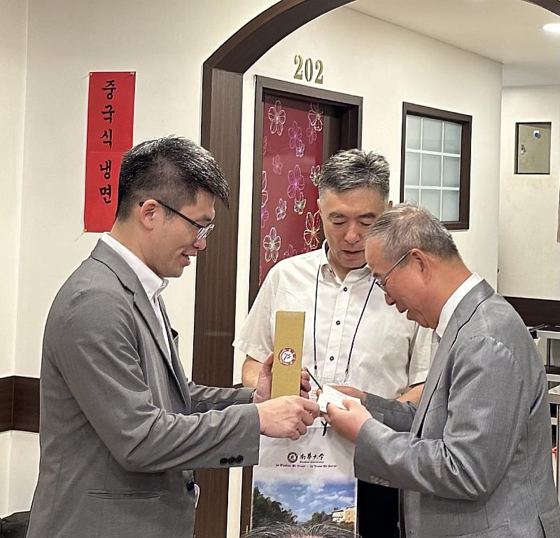 南華大學宗教所助理教授陳登翔(左)代表學校參加東國大學120週年學術盛會，並致贈禮品予東國大學校長Yun Jaewoong(右)。