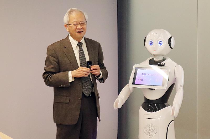 面對 AI時代,湯校長認為大學更要培養學生判斷、思考與溝通能力,學會「駕馭AI」,而不是被AI牽著走。