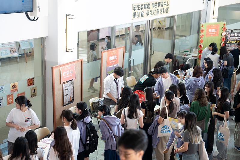 長庚大學校長湯明哲提醒新生要學好專業基礎,方能判斷AI提供的資訊是真還是假,才是企業與社會真正需要的人才。圖為長庚大學115學年新生社團嘉年華。