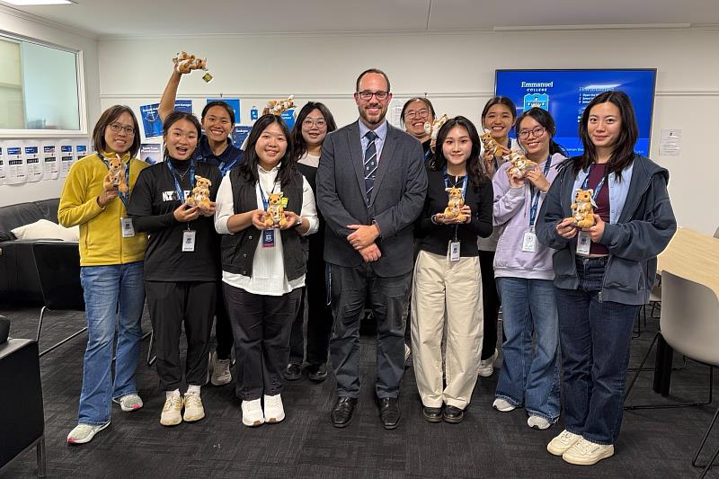 臺師大見習成員及指導教授與Emmanuel College副校長Mr. Dan Miller合影。