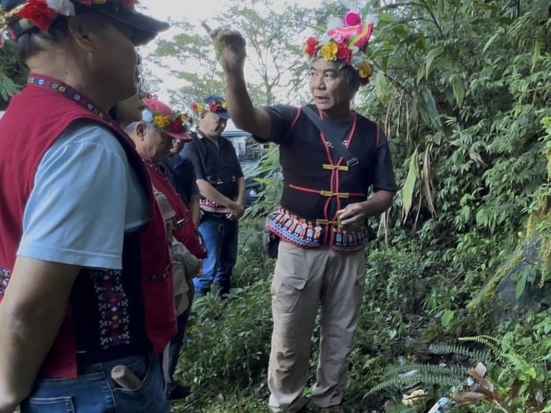 利嘉部落祭師吳金朗於黑熊野放前帶領臺東分署人員及族人向祖靈祈福。