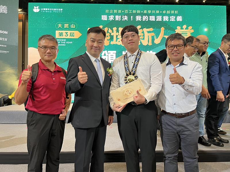 機械系研究所畢業的徐晟豪(右2)榮膺大武山職場新人賞，指導教授張育斌主任(左起)、李天祥校長、劉鑑德教授(右)為學生送上祝賀