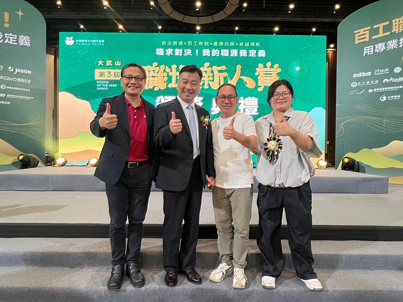 餐飲管理與廚藝系畢業校友詹珀凰(右)榮膺大武山職場新人賞，鐘俊顏副校長(左起)、李天祥校長、吳寶春講座教授為學生送上祝賀
