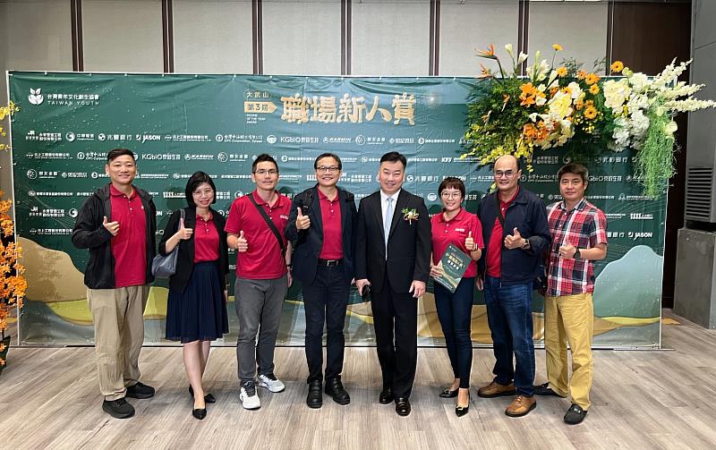 崑山科大李天祥校長(右4)與校內各級長官出席活動