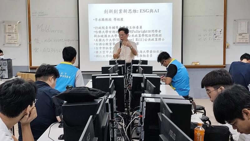 前行政院青年輔導委員會主委李永騰教授說明,如何將ESG與數位轉型的元素融入創新創業的計畫