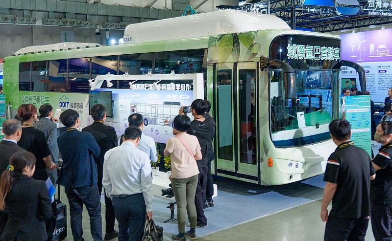氫能巴士於2026年展會亮相,展現低碳商用運輸應用;2027年新增「整車移動載具」展區,進一步擴大多元載具布局。(2026資料畫面-貿協提供)