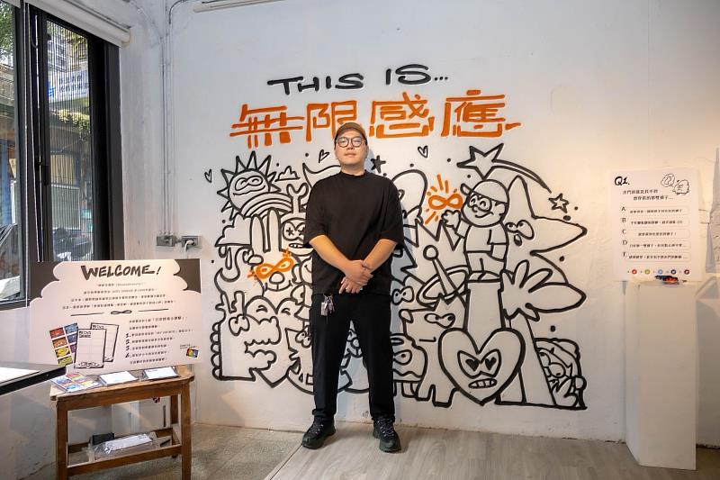 策展人 ALLO 黃紹綸與活動主視覺壁畫合影。