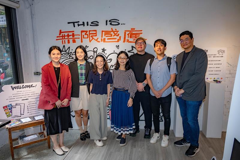 於開幕當日，黃紹綸邀請在校時的導師王慧婷教授前往蒞臨指導，並與新北市局處長官交流。 合照人物由左至右依序為：板橋藝術基地主理人潘禹文、新北青年局科長周彥瑜、新北青年局副局長林麗珠、台師大特教系教授王慧婷、策展人 ALLO 黃紹綸、墨賞盃創辦人李易駿、藝青會理事長馮怡超。