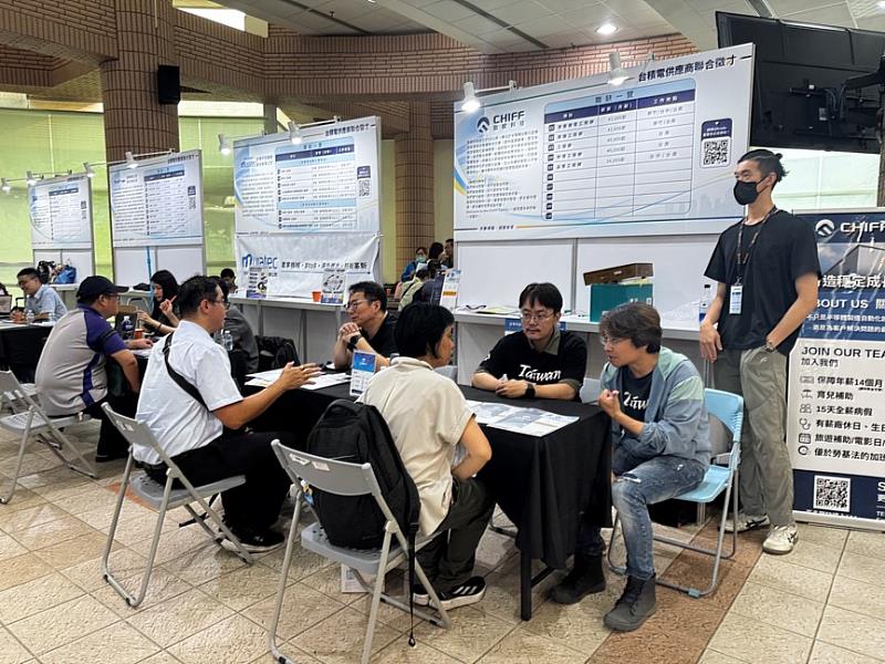嘉縣府攜手中正大學首辦280小時半導體職訓基礎班-3