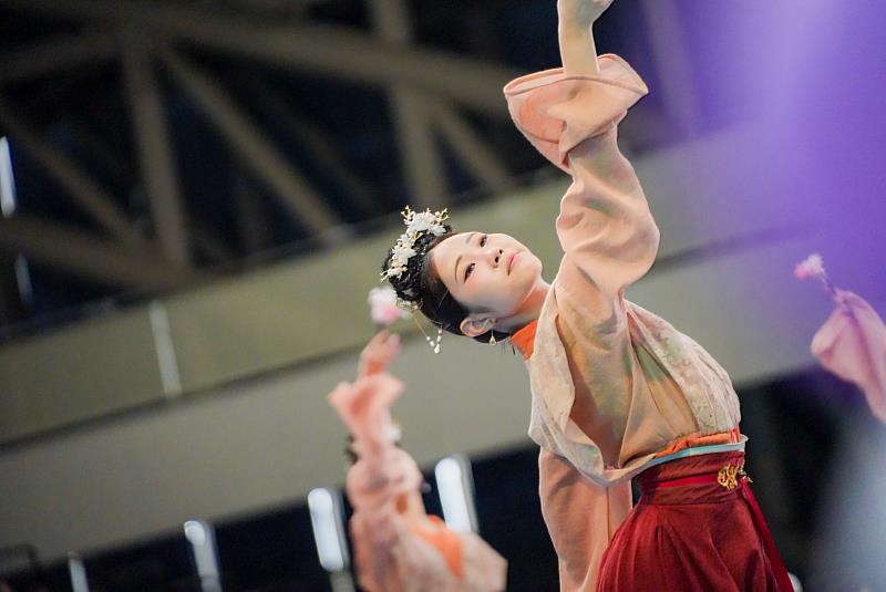 文化大學舞蹈系學生演出「笄禮舞韻」，寓意新生踏入大學後，逐步學習為自己的選擇與人生負責，並培養對自身、社會與國家的責任感。