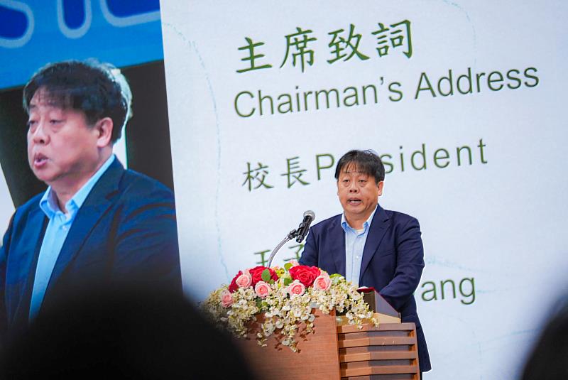 王子奇校長鼓勵新生將國際交流融入大學生活，善用海外交換、雙聯學位及各項國際學習機會，與來自不同國家及文化背景的同學交流，從多元觀點中拓展視野。