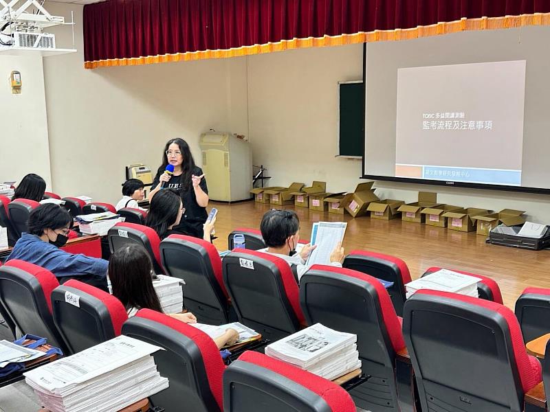 語發中心主任陳淑娟向新生導師說明英語課程規劃,強化學生國際移動力。