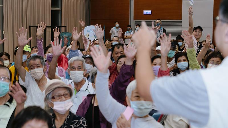 市長與市民玩有獎徵答遊戲,互動熱絡。