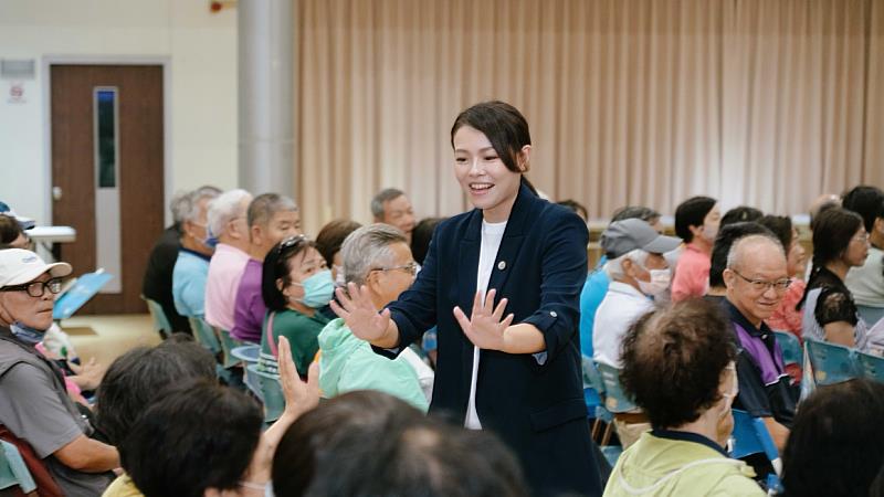 市長與市民玩有獎徵答遊戲,互動熱絡。