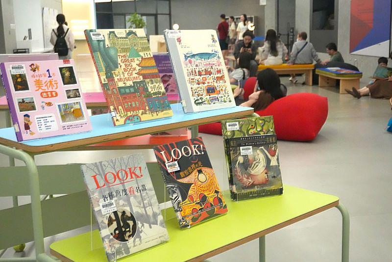 新北市美術館攜手新北市立圖書館，於B1探索基地推出期間限定「書展．舒展」。（新北市美術館提供，攝影：鍾惠淳）