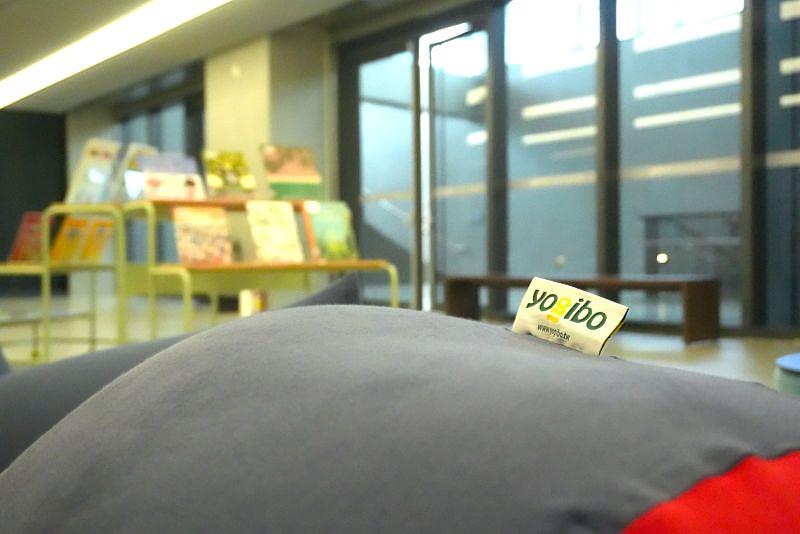 「書展．舒展」特別與 Yogibo合作，於現場設置Yogibo各式沙發及抱枕，以柔軟、自在的空間配置，營造輕鬆舒適的閱讀環境。（新北市美術館提供，攝影：鍾惠淳）
