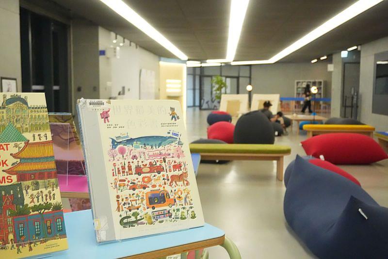 「書展．舒展」精選300本中英文雙語繪本與書籍，內容涵蓋藝術文化、自然生態、經典藝術家等多元主題，邀請大小朋友走進美術館，一起閱讀。（新北市美術館提供，攝影：鍾惠淳）