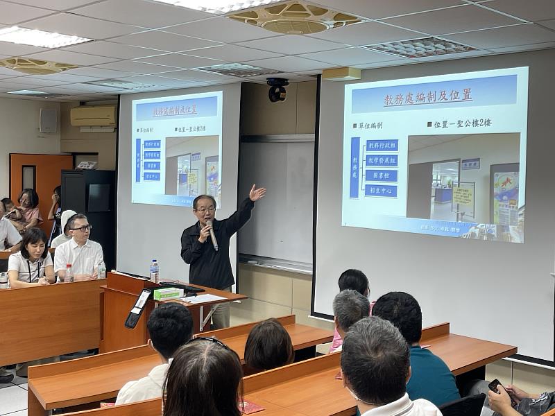 李旻陽教務長說明大學採學分制,學校提供多元跨系選修、雙主修及輔系機制,並建置預警系統輔導學生課業。