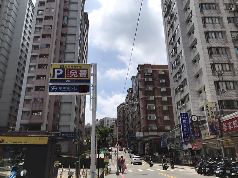 信義房屋在地專家歸納,無論是學生或上班族在淡水租屋,符合「有電梯」、「有管理」、「屋齡25年以下」這三項條件最受歡迎。