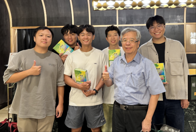 林大惠特聘教授認為,教育最珍貴的價值,不只是教會學生知識,更是在他們需要時,陪伴他們走過人生的低谷(林大惠與學生聚會合照)