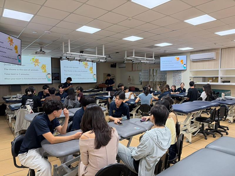 日本畿央大學師生來訪，中日學生混合分組討論