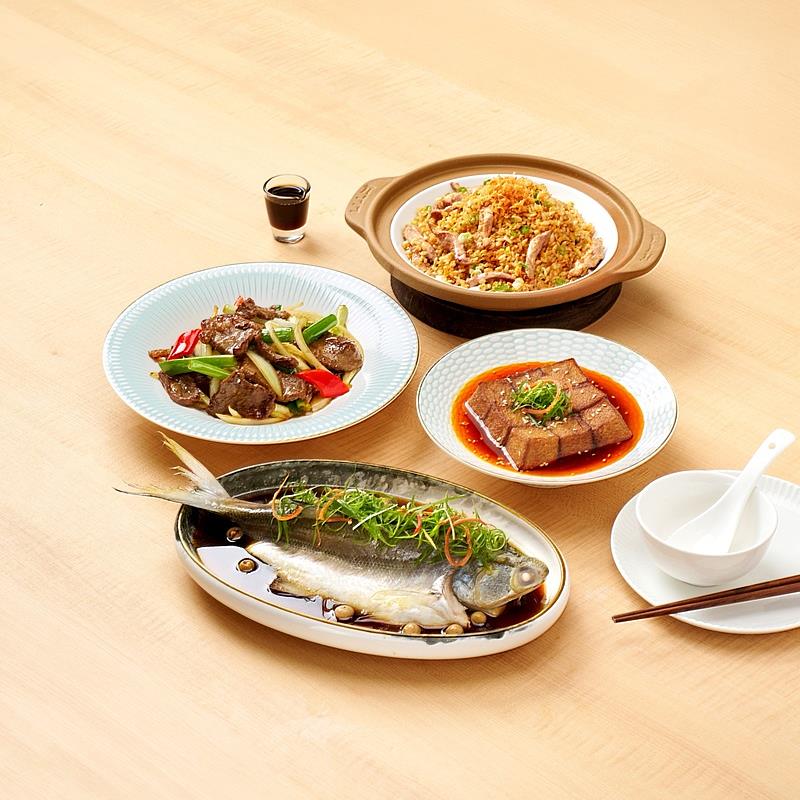 享鴨推出8道海陸新熱菜,鮮蒸特選午仔魚、XO醬鴨絲炒飯、極上醬香和牛等,鮮甜海味與醇厚醬香四溢。