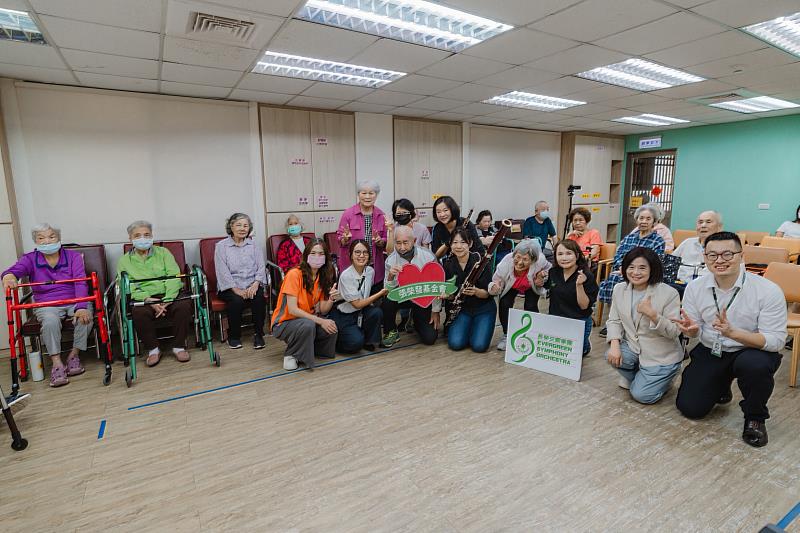 張榮發基金會與長榮交響樂團前進台北市西松日照中心公益演出，以溫暖樂音陪伴長者。