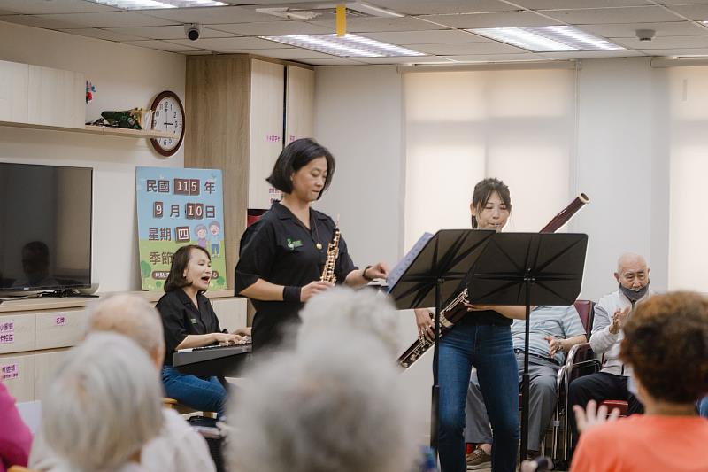 長榮交響樂團指揮莊文貞（左一）與團員們為公益義演留下溫馨紀念。