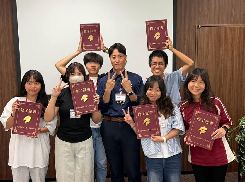 亞大學生走出課堂,在真實情境中培養觀察、溝通及專業反思能力。