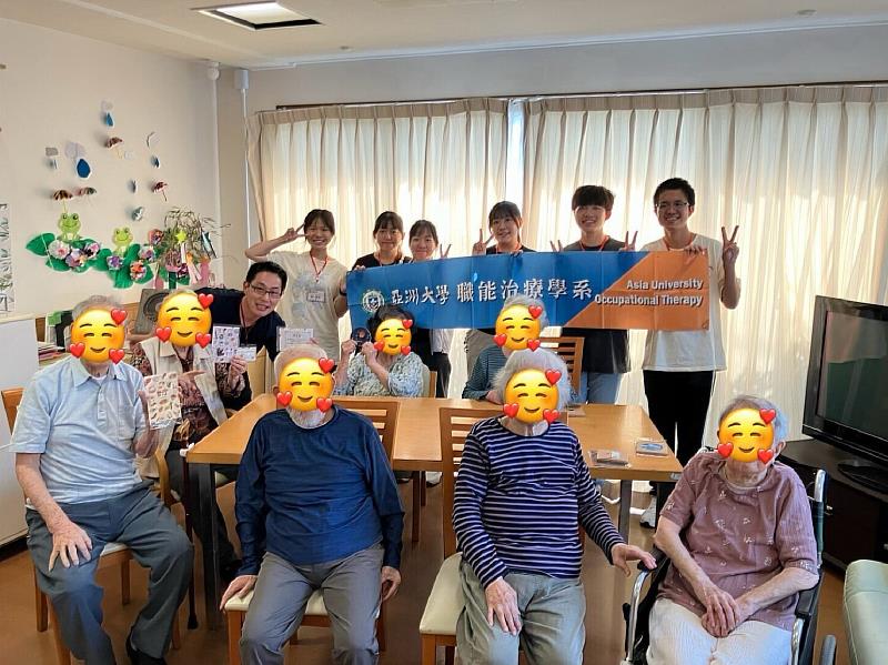 亞大職治系學生暑假赴日研修,在高齡照護機構參與活動設計、陪伴失智症長者。