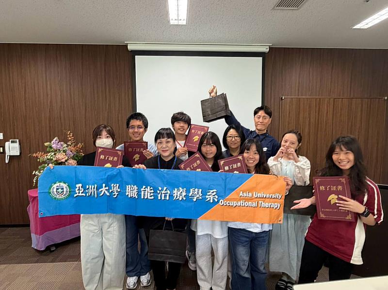 亞大職治系學生實際體會日本長照強調的「自立支援」理念。
