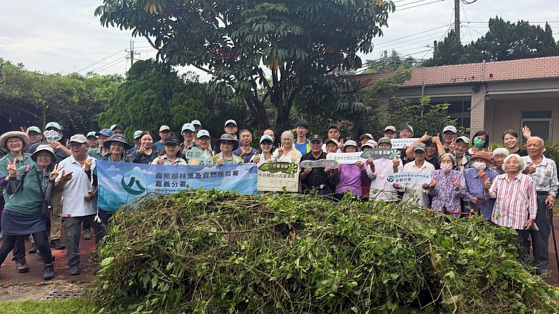 林業保育署嘉義分署攜手國家森林志工及臺南市左鎮區公館社區約60位夥伴,合力移除小花蔓澤蘭及香澤蘭共315公斤