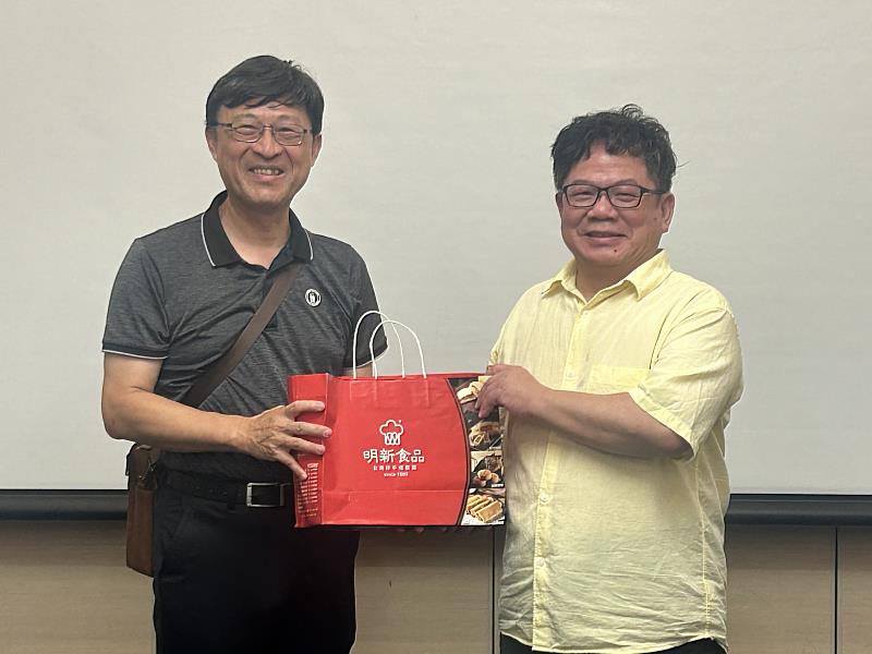 房管系黃幹忠主任(左)致贈禮品予新建設張政章總經理(右)