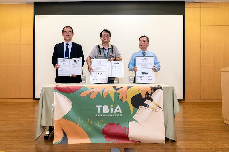 台電今（11）日與臺灣生物多樣性資訊聯盟委員會共同簽署合作意向（MOA），正式建立合作夥伴關係，由台電總經理郭天合(左)與聯盟委員會會長楊嘉棟(中)代表簽署。
