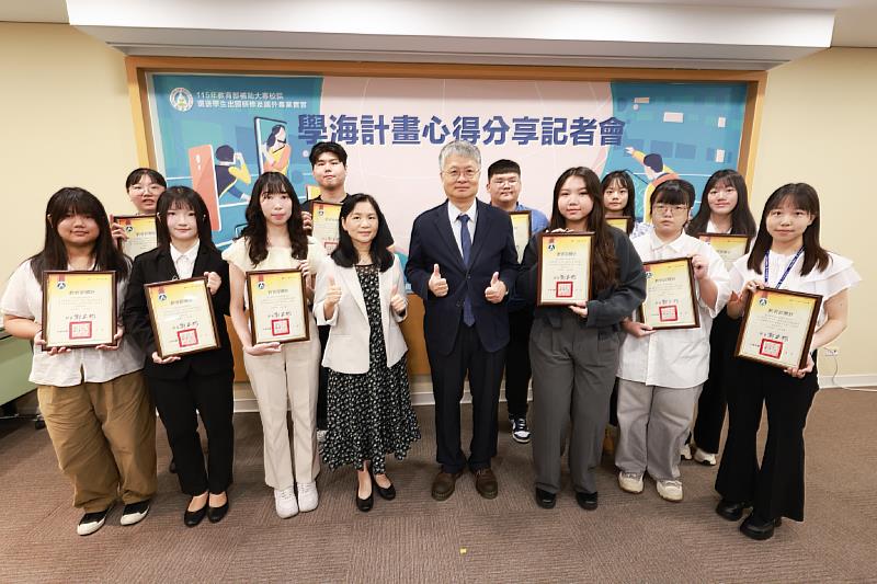 南華大學視設系學生陳得樂(第一排左1)赴泰海外實習,榮獲教育部學海計畫心得分享「佳作」,與佳作獲獎人合影。