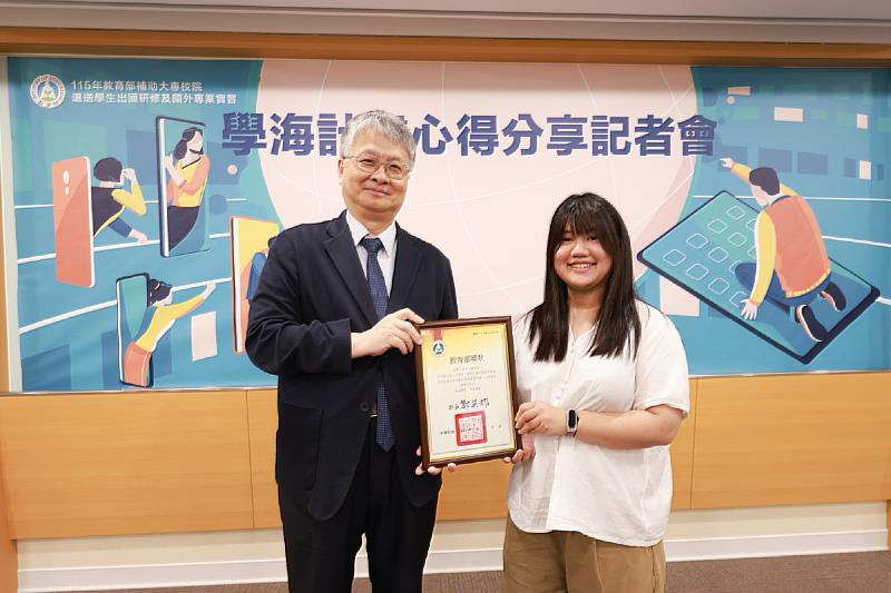 南華大學視設系學生陳得樂(右)赴泰海外實習,榮獲教育部學海計畫心得分享「佳作」。