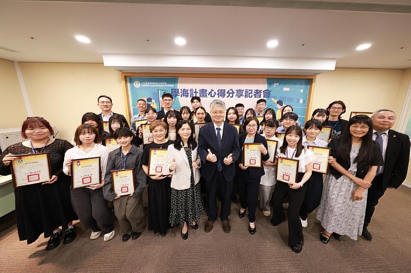 教育部表揚學海計畫優秀學生,南華大學視設系陳得樂赴泰海外時實習心得獲佳作,獲獎學生全體合影留念。