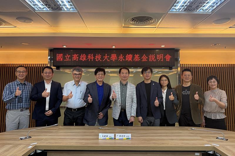 化材系校友張建華(左4)捐贈600萬元支持高科大永續基金,以實際行動回饋母校、拋磚引玉傳遞教育公益理念,支持校務發展及學生獎助,與高科大校長吳忠信(右5)及與會貴賓、校內師長合影留念。