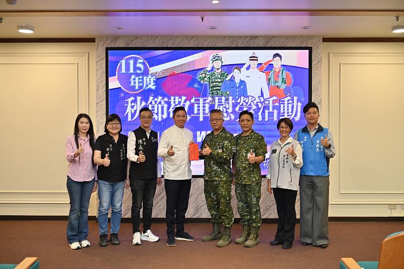 黃凱議長與本會陳永修議員、黃美瑤議員及楊斾熙秘書長致贈秋節慰勞金予陸軍砲兵部隊測考中心，由指揮官李博文少將代表受贈