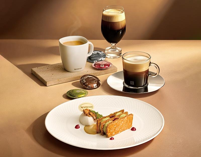 餐後甜點跨界攜手精品咖啡「Nespresso」呈獻桌邊現做雙人甜點:「Nespresso咖啡開心果覆盆莓千層派」。