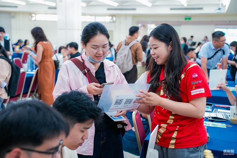 僑生與企業代表面談交流,洽談就業機會