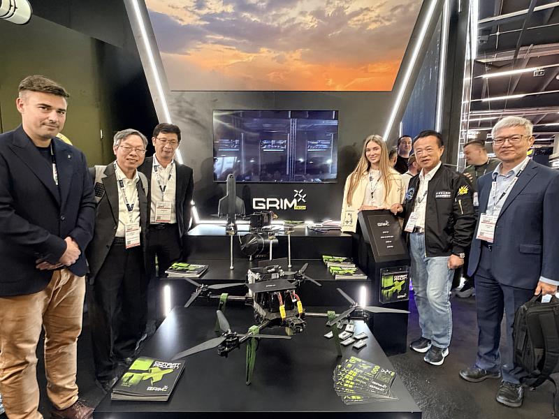 翁章梁率團參訪波蘭MSPO國防工業展 鏈結國際無人機產業合作