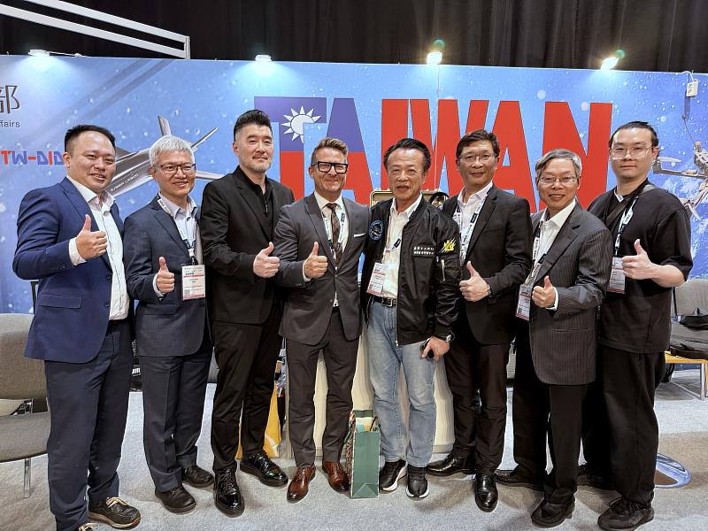 翁章梁率團參訪波蘭MSPO國防工業展 鏈結國際無人機產業合作